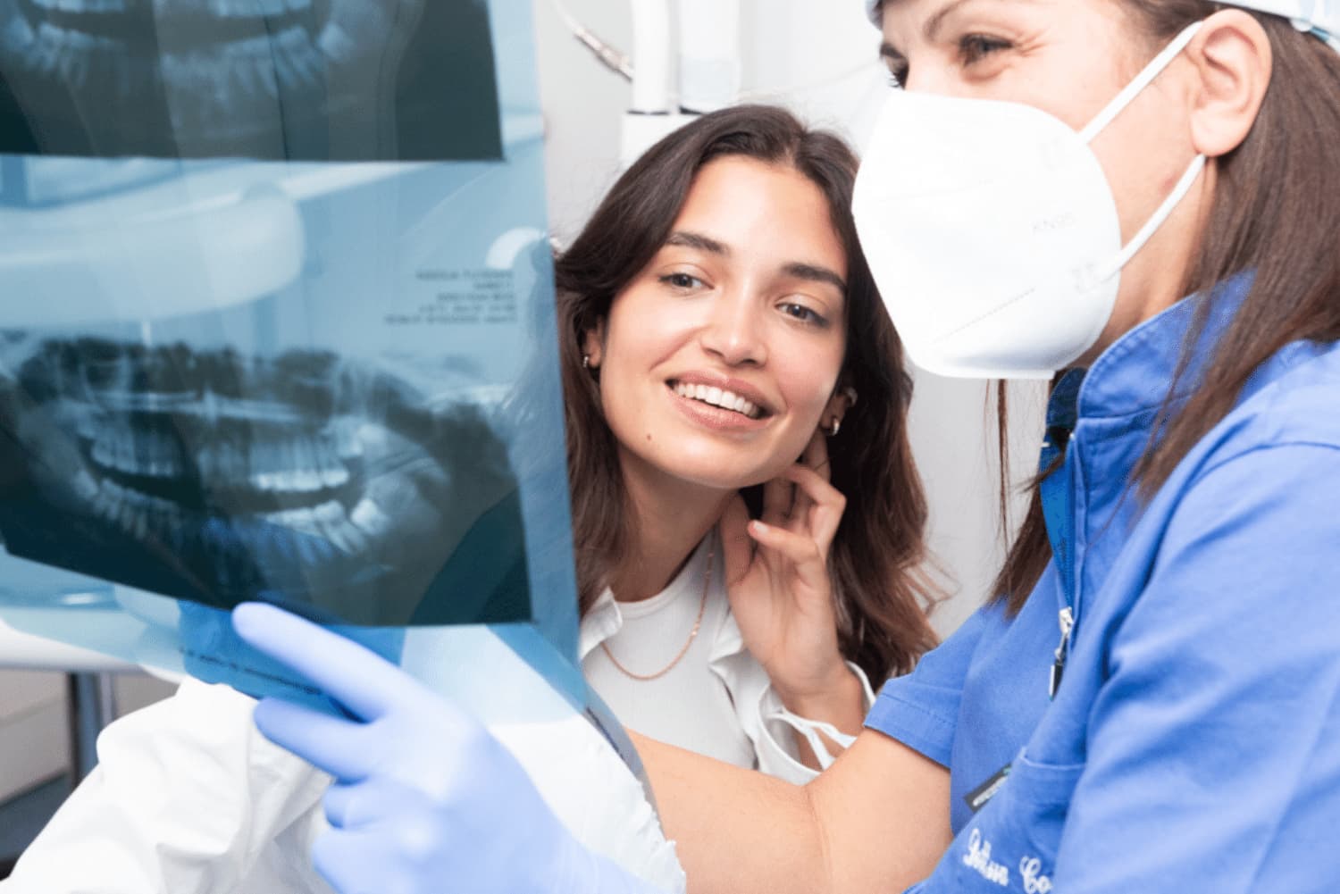 paziente e dentista guardano panoramica