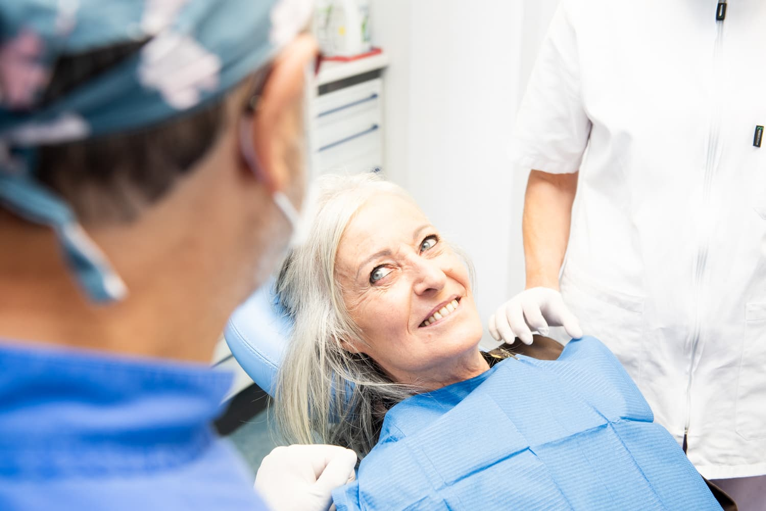 Paziente anziana in visita dal dentista
