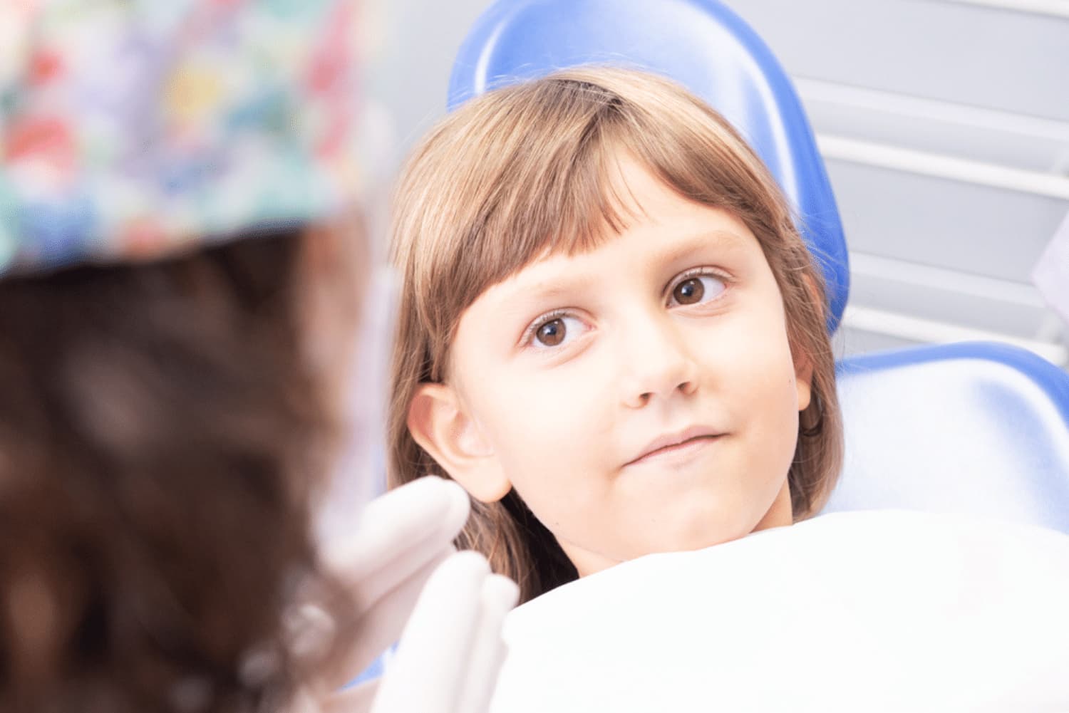 Primo piano di bambina in uno studio dentistico durante la visita