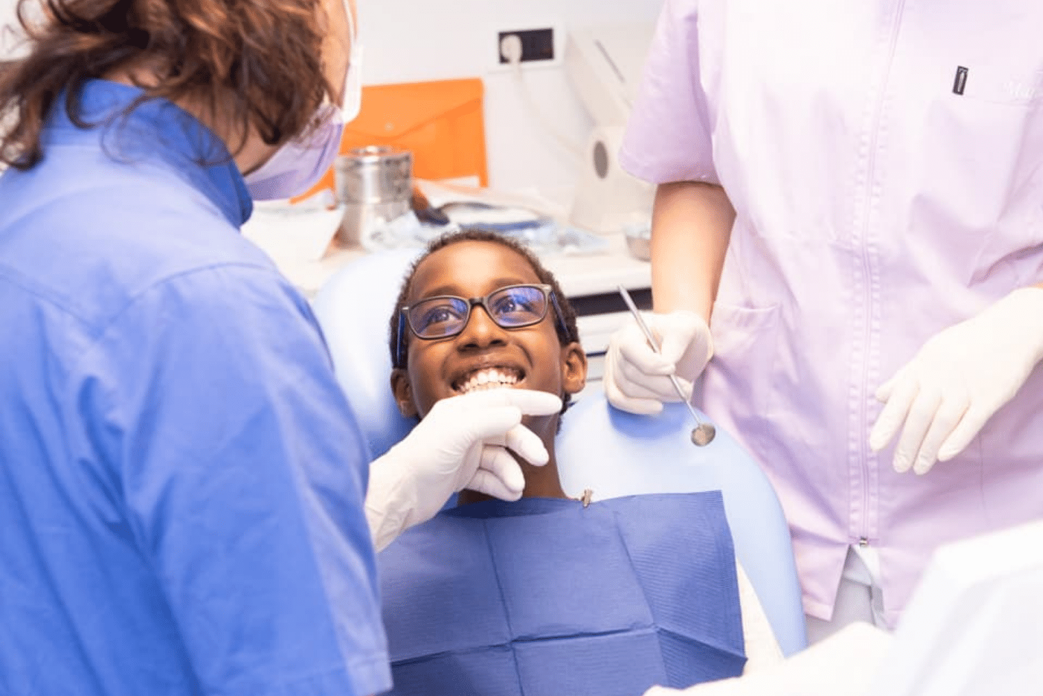 Dentista e assistente visitano un bambino