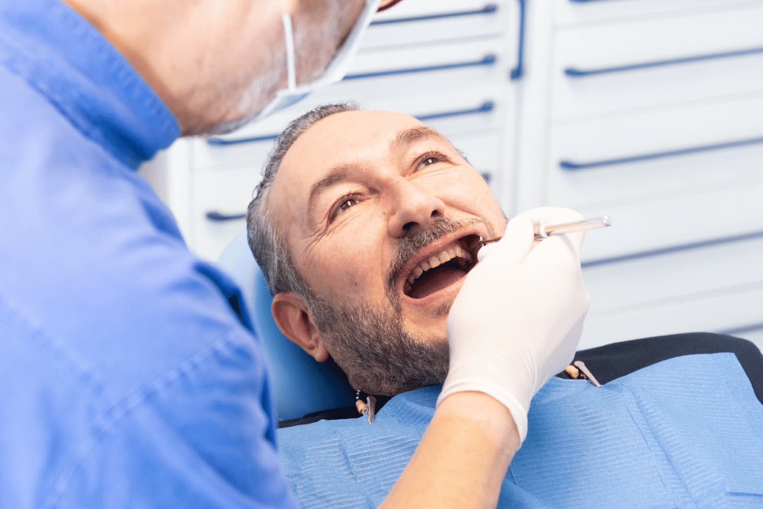 Dentista visita paziente e controlla lo stato di salute dello smalto dentale