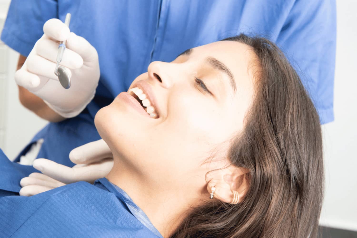 Primo piano di ragazza durante una seduta di controllo dal dentista