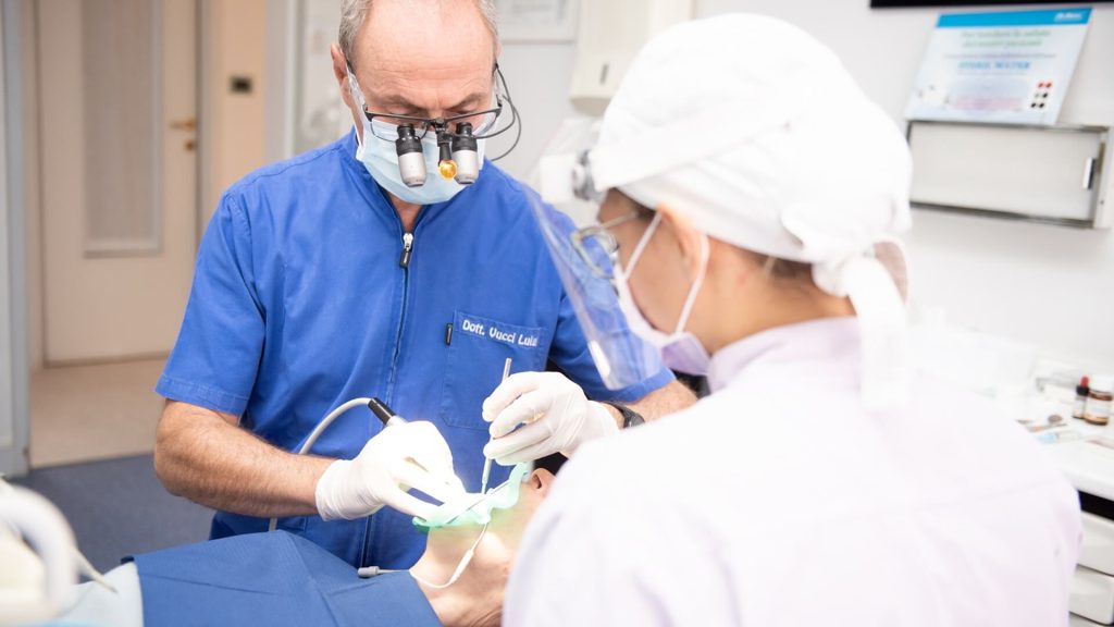 Parodontologia a Torino: prevenzione e cura di gengive e parodontite