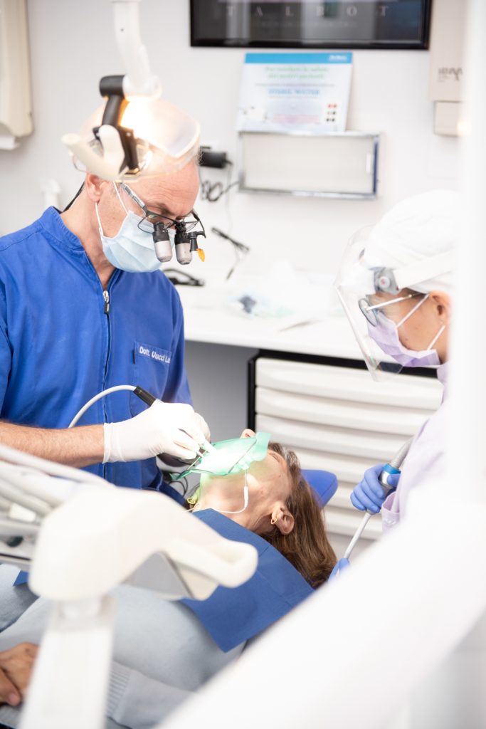 Odontoiatria conservativa a Torino: cura delle carie e ricostruzioni estetiche